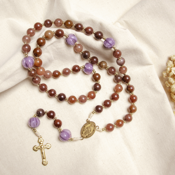 Różaniec z awenturynu i pąków orchidei – Cudowny Medalik