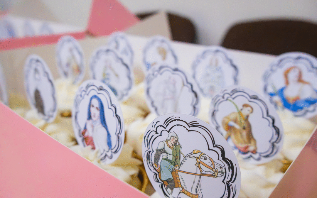 Muffinki ze świętymi – słodki sposób na wspólne świętowanie w rodzinie