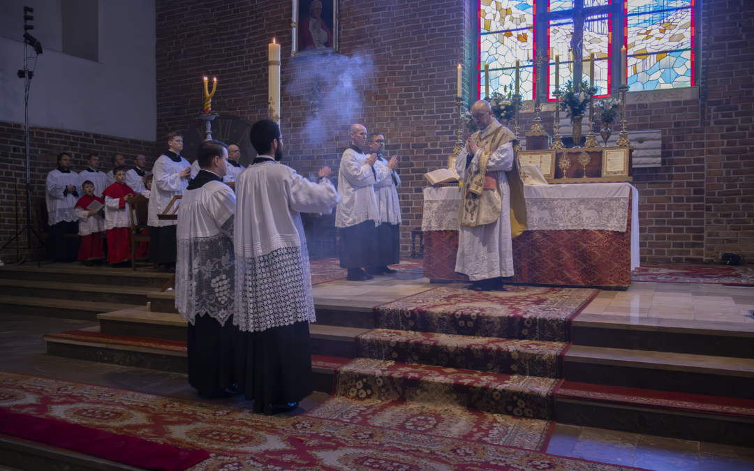 Wielkanoc w rodzinie. Tradycje, zwyczaje i duchowość, która łączy pokolenia